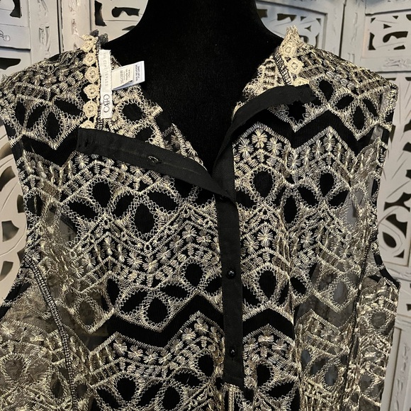 CATO GORGEOUS GOLD METALLIC EMBROIDERY WITH SHEER BLACK MESH SLEEVELESS PLUS TOP - Picture 10 of 13